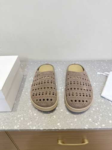 the Row 小众潮牌 25Ss春夏新品 水台 勃肯 拖鞋 这不用多说，是近两年最火之一的品牌，几乎博主人手一双！春天的季节就要到了，推荐这款随性又不乏设计感