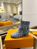 2044 最新 L 家秋冬最新走秀款短靴、完美楦型+新元素扣子、工艺极其繁琐、平底设计舒适、走路不累脚、原版倒模楦型，极致1:1形体，高端品质、进口高端面料呈现