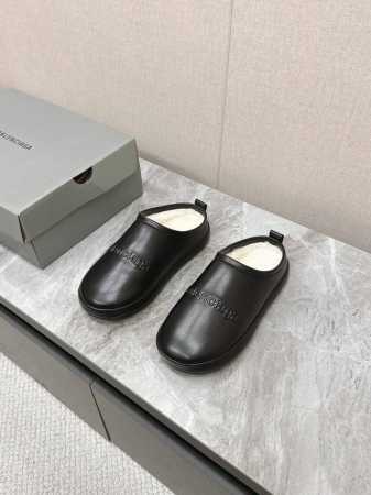 Balenciaga巴黎世家 新款情侣棉拖 顶级版本超火巴黎世家毛拖 情侣尺码 时装博主与欧美明星大爱款 冬季必备款 时尚却不过分张扬 show details - 点击图像关闭