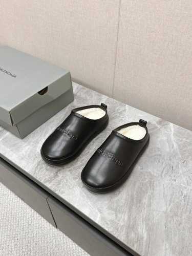 Balenciaga巴黎世家 新款情侣棉拖 顶级版本超火巴黎世家毛拖 情侣尺码 时装博主与欧美明星大爱款 冬季必备款 时尚却不过分张扬 show details