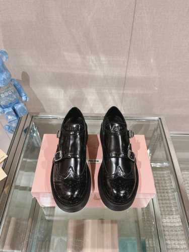 24Ss鞋款Miu Mi*厚底乐福鞋双扣带孟克鞋 男性与女性、古典与现代之间的标志性矛盾在两个审美不同的世界之间展开和谐对话。Church'*X Miu Mi*