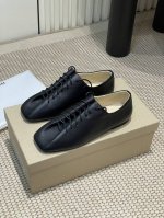 Lemaire 2025ss早春新款系带方头单鞋一双超级舒服超级软的德比鞋对lemaire的德比鞋一见钟情，念念不忘必有回响。出了经典黑白色又出了这个米黄色。做