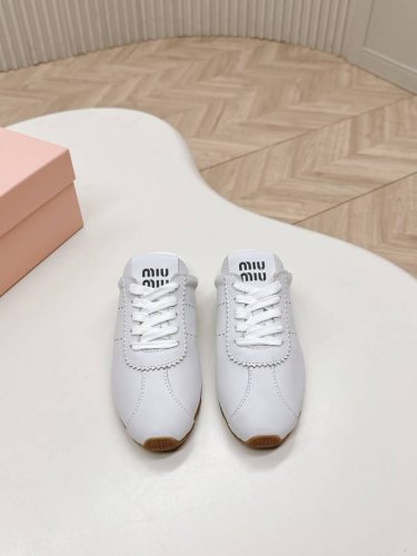 出厂 半拖款 Miumiu 2025休闲德训鞋 拖鞋 简单很随意不羁又能体现单宁美感 整双鞋子设计简约时尚 上脚非常轻便 百搭 面料: 磨砂皮拼透气布面 内里: