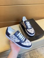 原单品质独家首发 路易威登～独特现代风运动鞋。休闲乐福原版皮 羊里 拒绝脱色磨脚 鞋底：原厂特供原版底，超酷 系带走路都带风风格设计 超舒服耐磨防滑原版底 。就
