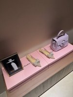 2025早春＆ 烫钻蕾丝花边平底凉鞋绝美公主鞋，没有之一对这种bingbing的事物永远没有抵抗力跟姐妹各来一双，出门不要太抢眼哦，气质满满全新水晶钻扣，非常期