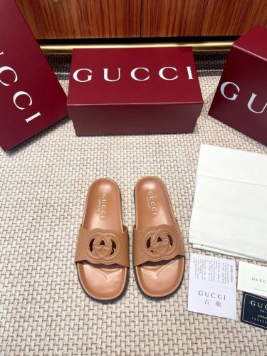 Gucci 春夏新品 双G镂空 凉拖 匠心打造 缀饰一眼可辨的最新设计五金扣 配以浅金色调配件 为整个设计注入一抹精致优雅气息 原版定制牛皮 内里定制羊皮 橡胶
