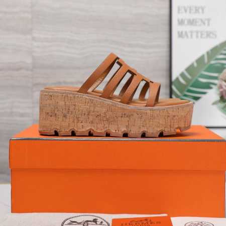 2024爱马仕将经典延续 Hermès 木纹坡跟H拖鞋爱马仕的坡跟凉鞋是我见过最简约最耐看最有气质的！！！任何风格都能hold住，6cm坡跟高度轻松驾驭，颜色统 - 点击图像关闭