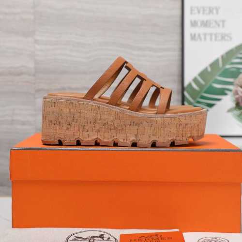2024爱马仕将经典延续 Hermès 木纹坡跟H拖鞋爱马仕的坡跟凉鞋是我见过最简约最耐看最有气质的！！！任何风格都能hold住，6cm坡跟高度轻松驾驭，颜色统