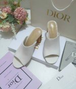 出厂价皮底 ，橡胶190 Sun 凉鞋春季成衣系列的新款单品，来自 Dioriviera 限定系列，兼具高订风格和休闲气质。不对称白色牛皮革鞋面搭配可调节的扣带