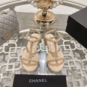 chanel 小香2025Ss春夏最新走秀时装 链条装饰 顶级品质 精确到1 1 轻奢而不累脚 上脚可随意搭配春夏的服饰 更加彰显质感和品味 简约中带奢华的外观