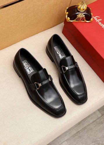 商品商标：Ferragamo 菲拉格慕 休闲皮鞋 正码码数: 38-44 45.46订制 商品材料：精选 进口头层开边珠牛皮鞋面+奢华五金扣，进口水染牛皮内里。