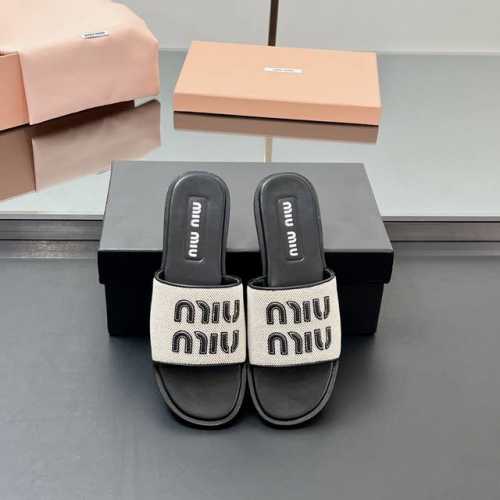 高版本 Miu Miu 2025Ss 电绣字母拖鞋 百搭时髦单品！ Miumiu平底微标凉鞋拖鞋简约大气时髦，耐看不过时.是时尚圈永不退潮的经典所在，复古的英伦