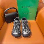 工厂直销女款 ，男款 ，Bottega Veneta 以90年代自由随性的复古风格为灵感，推出全新的中性运运鞋 Orbit系列，王一博 同款走秀款 情侣款老爹鞋