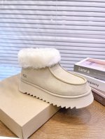 UGG P: 女款Size：35-41 UGG雪地靴上新：2024最新款，款号：22553，延续一直爆火的小圆头设计，增加最新防滑搓衣板大底，浓浓密密的翻口毛，
