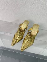 Bv高跟金色色Alfie穆勒鞋弯跟拖鞋 细节单品 高版本 鞋跟内部镶嵌钢柱 内在美 小方头 Bv每年的夏季凉鞋都好美啊 将经典的编织运用在鞋履上知性优雅干练 满