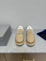 PRADA 普拉达 24ss秋冬新款 厚底休闲 羊毛 乐福鞋 这款运动鞋延续经久不衰的轮廓，是新款经典单品 采用麂皮 精心制作， 提升格调 款式轻盈，搭配三角扣