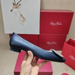 Roger Vivier 225 罗杰维维亚春夏新款Dorsay凉鞋 缎面搭配钻扣，一眼被惊艳到仙女们确定不拿下这款绝美后空凉鞋吗气场妥妥的安排上夏日搭配各种小