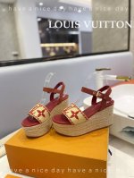 出厂 Loui*Vuitton 最新走秀款厚底凉鞋 香港原版购入一比一开模 今年的款式比去年增加了新原素 显得更为大牌 皮面款采用原版仿旧打蜡牛皮 内里垫脚全羊