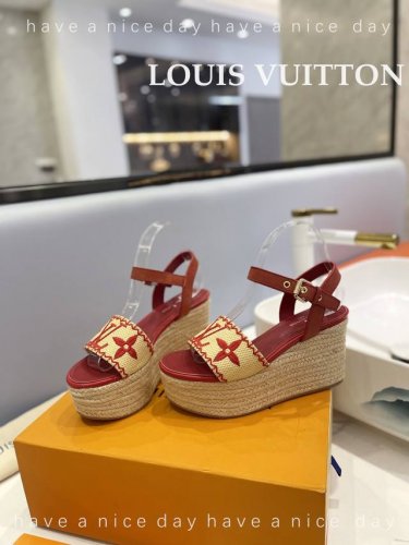 出厂 Loui*Vuitton 最新走秀款厚底凉鞋 香港原版购入一比一开模 今年的款式比去年增加了新原素 显得更为大牌 皮面款采用原版仿旧打蜡牛皮 内里垫脚全羊