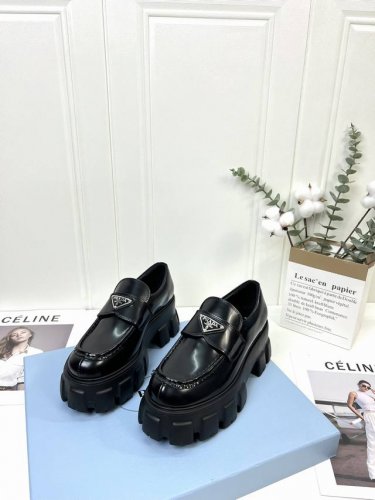Prad* Ss21New Arrival～ P家新款，专贵4月新品 经典的车轮厚底+经典的乐福鞋面 鞋底不重，脚感超级舒适，增高5.5Cm 鞋面采用进口牛漆皮
