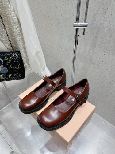miumiu缪缪 秋冬新款英伦风 玛丽珍 乐福鞋 MiuMiu秀场 复古风独一无二的来自Miu Miu系列的细节特写 新季的潮流要素一 适当 面料：进口原版进口