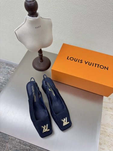 中跟 原版五金 L驴 经典之作 可带图全色咨询 蓝色洗水牛仔 Lv 打造 使得 Lv 仍能为创作者 青年玩家 提供惊艳和渴望 新配色再次高产上新 目前实物已经全