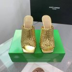 出厂: Bv Knot编织系列金属跟高跟拖鞋 这款方头拖鞋简直Bv最新天花板啦 金属麻花跟 为了稳固耐穿特意采用特殊工艺 上脚耐穿 舒适 简约一块皮6毫米抽条