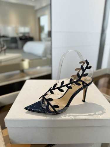 价格： Gianvito rossi 2025 新款拖鞋顶级版本，代购品质！施华洛奇水钻尖头高跟拖鞋，宛如从童话中走来的仙履。施华洛奇水钻璀璨耀眼，如同繁星点点
