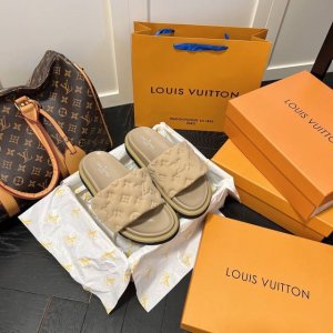出厂 Lv 情侣款 专柜主打最新款压花拖鞋硬货上新 代购级别！高级感十足！国内外博主刷爆的一款，复古又时髦 上脚美炸了！官网主推款 鞋面：高定制丝光布压花 内里