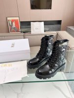 官网同步 2024Ss最高版本 Dior 迪奥秋冬靴马钉靴顶走级秀系列秋冬主季打款，超爆级款的节奏！出行必备单品！随意搭配么怎穿都好看 值得收鞋入柜的一款美鞋实