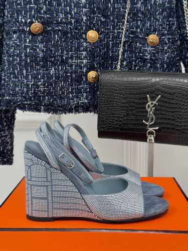 厂价 Hermès 爱马仕25ss早春新品水钻坡跟凉鞋谁也无法拒绝亮晶晶的美鞋坡跟设计 线条流畅优雅推荐入手显瘦显长腿高级感女人必备单品！面料采用原版定制材质内