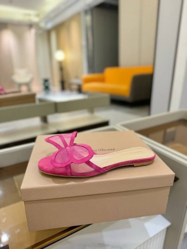 价格P： {拖鞋系} Gianvito Rossi 2025 这款高跟拖鞋 极简主义的 Elle、Gianvito Rossi 秉承了其传统意大利工艺，专注精巧