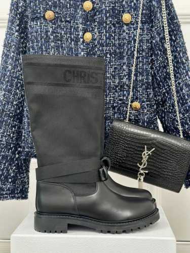 厂价 Dior 迪奥经典秋冬复古字母刺绣工装靴 D家经典款靴子并不多 这款专柜一直热卖 不得不说这款鞋子特显瘦 靴筒是宽松设计 不管是光腿穿还是塞裤子进去穿都超