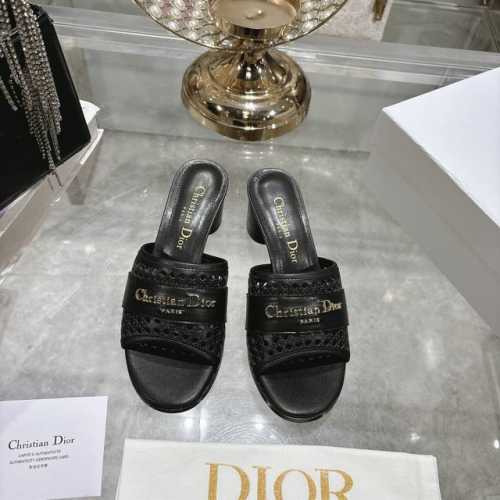 出厂 春夏新款Dior D-Lane 迪奥凉拖圆跟一字镂空拖鞋 这款 D-Lane 凉拖彰显经典风格 黑色牛皮革鞋面 展示镂空藤格纹图案 饰以金色饰面金属 Ch