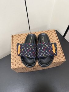 louis Vuitton 路易威登 Lv专柜同步25Ss夏季新款拖鞋 慵懒感穿搭Bi备 开始期待夏天Denim Girl码住，实用，百搭，又好穿 了，魔术贴凉