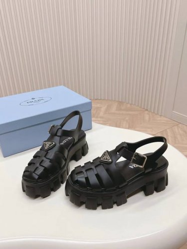 全色系升级 Prada 普拉达猪笼鞋锯齿罗马编织厚底橡胶凉鞋 复古时髦前卫的轮齿55Mm 厚底鞋底搭配橡胶鞋面，让整双鞋轻便舒适 鲜艳色彩 满足不同风格时髦人士
