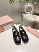 出厂价 。2025秋冬缪家新款钱币乐福鞋！缪缪这一季这太美了吧！无敌搭配怎么穿都超级好看 钱币的设计很复古很时尚！鞋面采用原版进口牛皮！内里垫脚绒里！皮边全部细