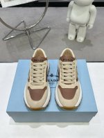 出厂价 ，Prada 225普拉达新品，实力来袭！众多网红同款，时髦百搭Nice单品，意大利专柜代购原版鞋开发，1比1照足原味复刻。今年的主题就是不被定义 通过
