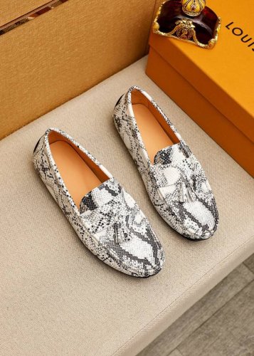 商品商标：Louis Vuitton 路易威登 豆豆鞋 正码码数: 38-44 45订制 商品材料：精选 头层小牛皮压花鞋面，进口猪皮内里。强烈立体视觉效果，橡