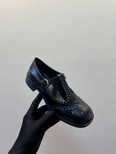 Miumiu 24ss 秋冬季新款，英伦风乐福鞋，玛丽珍小皮鞋，文艺范满满的，镂空更具有设计感，巨舒服滴 牛皮开边珠面料，羊皮内里垫脚，原版TPU鞋底，3cm鞋
