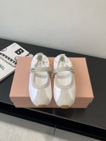 Miu Miu 缪缪 25Ss新款 芭蕾跳舞鞋 鞋面设计立体豆豆绣简单很随意不羁 复古颜值满分 又能体现单宁美感 整双鞋子设计简约时尚 上脚非常轻便而且百搭码数