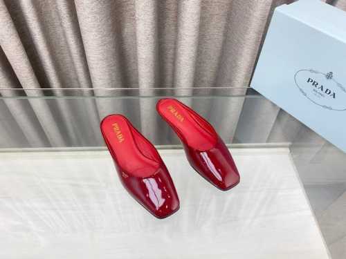 PRADA 普拉达 25ss 春夏新款 平跟方头凉拖鞋简单的设计大概就是它最让人喜欢的点 不是烂大街的那种 很有自己的品牌个性面料：进口小牛漆皮 内里：进口混种