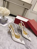 顶级版本 华伦天奴 秋冬新款女士后空凉鞋 独特的 金字塔 大铆钉五金 纯手工镶钻 衬托出满满的高级感，新一季不负期待！ 值得入手★进口羊皮绝对的上档次原版做法