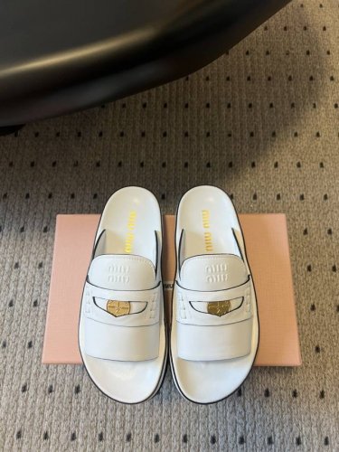 顶级品质 Miu Mi* 25Ss 春夏新款 金币沙滩拖鞋 现在的Miu怎么也香里香气的了，但是Miu家的更秀气，橡胶大底更实用，三维立体效果 金属字母微标富有