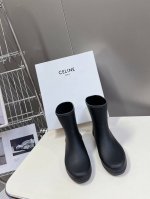 Celine 思琳秋冬新款 雨靴 趁着订单陆续开始出货 安排给大家！现在简直太抢手了，官网抢飞起来了 时尚果真是个圈～～兜兜转转又回来了，小时候我们打死都不穿的