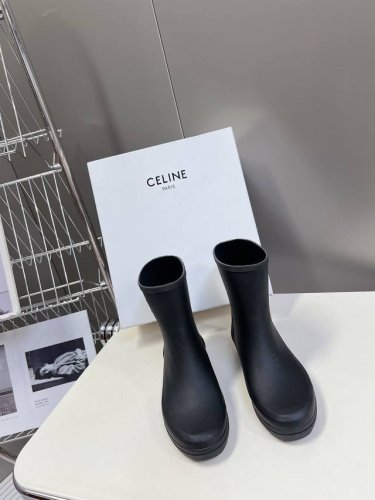 Celine 思琳秋冬新款 雨靴 趁着订单陆续开始出货 安排给大家！现在简直太抢手了，官网抢飞起来了 时尚果真是个圈～～兜兜转转又回来了，小时候我们打死都不穿的