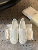 莞产 the Row网纱简约单鞋 自带仙气朦胧美 高级又不失体面 夏天穿个拖鞋也能美美的出街 闪闪惹人爱的点缀更增添了份华丽浪漫感很容易一眼就被吸引 搭配场合也