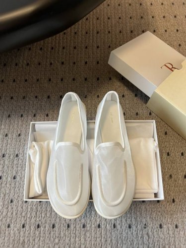 莞产 the Row网纱简约单鞋 自带仙气朦胧美 高级又不失体面 夏天穿个拖鞋也能美美的出街 闪闪惹人爱的点缀更增添了份华丽浪漫感很容易一眼就被吸引 搭配场合也
