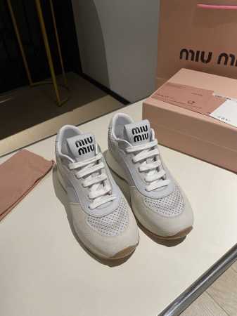 出厂价P P350Miumiu 缪缪新款美式复古风~ 颜值担当火爆款运动鞋 不得不入的一款～做旧时尚，简约高级 随意搭配上脚非常舒适，年度必入款！ 早春最新走秀 - 点击图像关闭