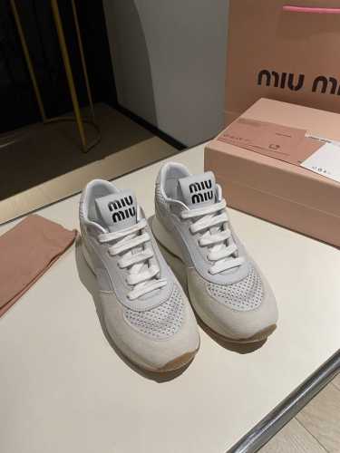 出厂价P P350Miumiu 缪缪新款美式复古风~ 颜值担当火爆款运动鞋 不得不入的一款～做旧时尚，简约高级 随意搭配上脚非常舒适，年度必入款！ 早春最新走秀